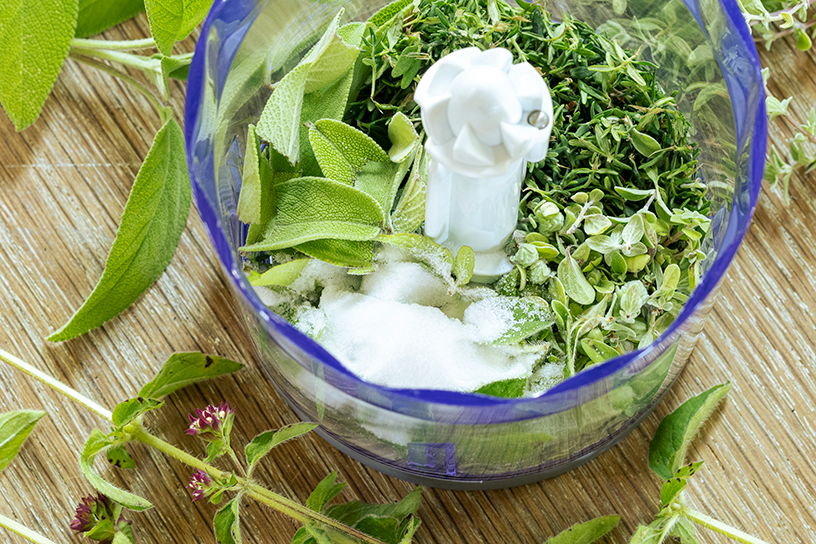 Zelfgemaakte kruidenmix met ingrediënten uit eigen tuin